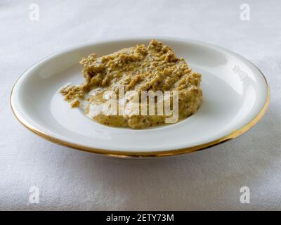 Groninger Senf auf einer weißen Untertasse Stockfoto