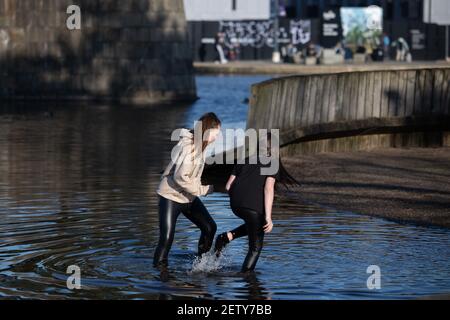 MANCHESTER, Großbritannien Mädchen genießen die Sonne und paddeln am Dienstag, den 2nd. März 2021 im Wasser der New Islington Marina im Stadtzentrum von Manchester. (Kredit: Pat Scaasi - MI Nachrichten) Kredit: MI Nachrichten & Sport /Alamy Live Nachrichten Stockfoto