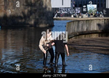 MANCHESTER, Großbritannien Mädchen genießen die Sonne und paddeln am Dienstag, den 2nd. März 2021 im Wasser der New Islington Marina im Stadtzentrum von Manchester. (Kredit: Pat Scaasi - MI Nachrichten) Kredit: MI Nachrichten & Sport /Alamy Live Nachrichten Stockfoto