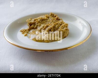 Groninger Senf auf einer weißen Untertasse Stockfoto