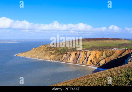 Die mehrfarbigen Eozän-Sandklippen von Alum Bay, Isle of Wight, von denen Sandschicht-Touristen-Souvenirs hergestellt werden und Blick über den Solent Stockfoto