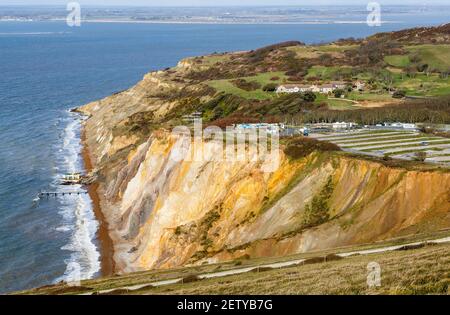 Die mehrfarbigen Eozän-Sandklippen von Alum Bay, Isle of Wight, von denen Sandschicht-Touristen-Souvenirs hergestellt werden und Blick über den Solent Stockfoto