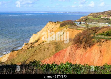 Die mehrfarbigen Eozän-Sandklippen von Alum Bay, Isle of Wight, von denen Sandschicht-Touristen-Souvenirs hergestellt werden und Blick über den Solent Stockfoto