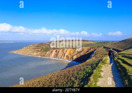 Die mehrfarbigen Eozän-Sandklippen von Alum Bay, Isle of Wight, von denen Sandschicht-Touristen-Souvenirs hergestellt werden und Blick über den Solent Stockfoto