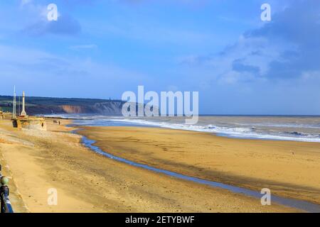 Panoramablick auf Sandown Sandstrand, Küste und Klippen bei Ebbe, Sandown, Südostküste der Isle of Wight, Südengland im Winter Stockfoto