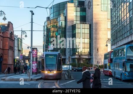 Am frühen Morgen Pendler und LUAS Straßenbahn im Finanzviertel, Dublin, Irland Stockfoto