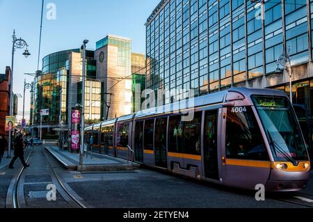 Am frühen Morgen Pendler und LUAS Straßenbahn im Finanzviertel, Dublin, Irland Stockfoto