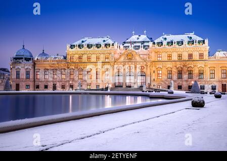 Wien, Österreich. Oberes Belvedere Schnee Winter Nacht Reflexion, Wien österreich Reise Hintergrund. Stockfoto