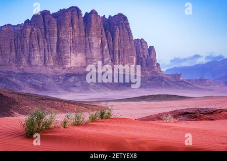 Wadi Rum, Jordanien. El Qattar Berg im Tal des Mondes, Arabia Wüste. Stockfoto