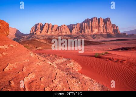 Wadi Rum, Jordanien. El Qattar Berg im Tal des Mondes, Arabia Wüste. Stockfoto