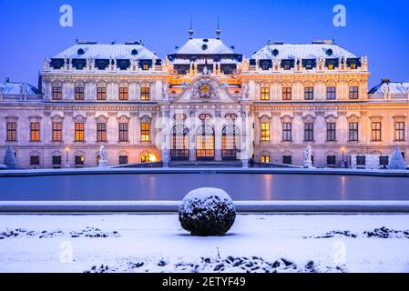 Wien, Österreich. Oberes Belvedere beleuchtete Winter Nacht Reflexion, Reise Landschaft Konzept. Stockfoto