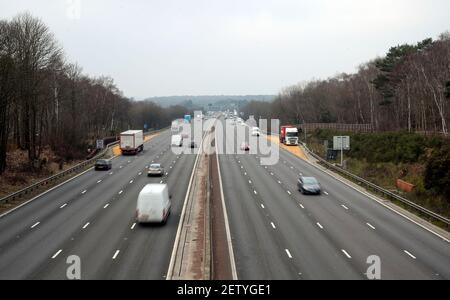 Die M3 Smart Autobahn in der Nähe von Camberley in Surrey. Die Autobahnen haben keine harte Schulter für Notfälle und nutzen Technologie, um Fahrspuren zu verschließen. Claire Mercer, die Frau eines Mannes, der auf einer intelligenten Autobahn starb, hat sein Bild auf einem riesigen Bildschirm vor einem Polizeihauptquartier paradiert, als sie Polizisten forderte, die Autobahnen England wegen seines Todes zu untersuchen. Bilddatum: Dienstag, 2. März 2021. Stockfoto