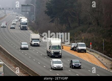 Die M3 Smart Autobahn in der Nähe von Camberley in Surrey. Die Autobahnen haben keine harte Schulter für Notfälle und nutzen Technologie, um Fahrspuren zu verschließen. Claire Mercer, die Frau eines Mannes, der auf einer intelligenten Autobahn starb, hat sein Bild auf einem riesigen Bildschirm vor einem Polizeihauptquartier paradiert, als sie Polizisten forderte, die Autobahnen England wegen seines Todes zu untersuchen. Bilddatum: Dienstag, 2. März 2021. Stockfoto