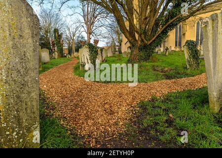 Die alte Kirche und der Friedhof bei Walthamstow Village Stockfoto