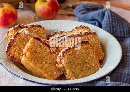 In Scheiben geschnittener Kuchen auf einem Teller serviert Stockfoto
