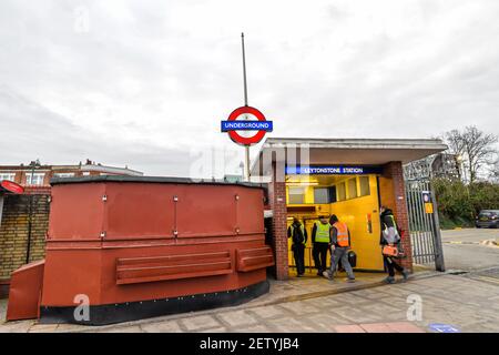 London/UK - Leute, die in die U-Bahnstation Leytonstone in London gehen Stockfoto