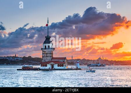 Istanbul, Türkei. Sonnenuntergang über dem Bosporus mit dem berühmten Maidenturm (kiz Kulesi) Symbol von Istanbul, Türkei. Landschaftlich reizvoller Reisehintergrund. Stockfoto