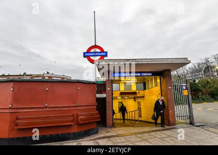 London/UK - Leute, die in die U-Bahnstation Leytonstone in London gehen Stockfoto