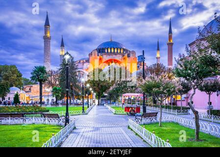 Istanbul, Türkei - Hagia Sophia Kuppel und Minarette im alten Sultanahmet, mittelalterliches Konstantinopel Stockfoto