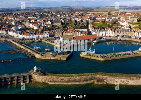 Luftaufnahme von der Drohne des Hafens in Pittenweem Fischerdorf in East Neuk of Fife, Schottland, Großbritannien Stockfoto