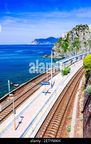 Italien. Cinque Terre. Zug am Bahnhof Manarola, Ligurien Reise Landschaft in Italien. Stockfoto