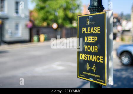 Henley-on-Thames, Berkshire, Großbritannien, Mittwoch, 12/08/2020, Soziale Distanzierung Zeichen in Henley Stadt, [ Pflichtnachweis © Peter Spurrier / Intersport Images], Stockfoto