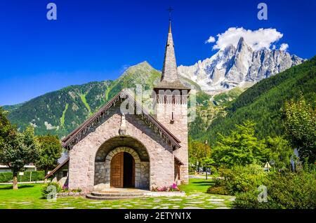 Chamonix, Frankreich. Alte Stein Les Praz Kirche in Chamonix Tal, Mont Blanc Berge Aiguille du Midi. Stockfoto