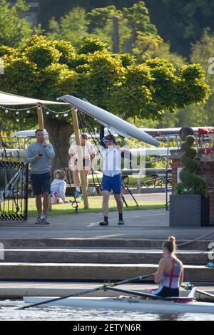 Henley-on-Thames, Berkshire, Großbritannien 3rd. August 2020 Athleten, Crews Bootfahren vom Leander Club zum Training, [ Pflichtnachweis © Peter Spurrier/Intersport Images], Stockfoto