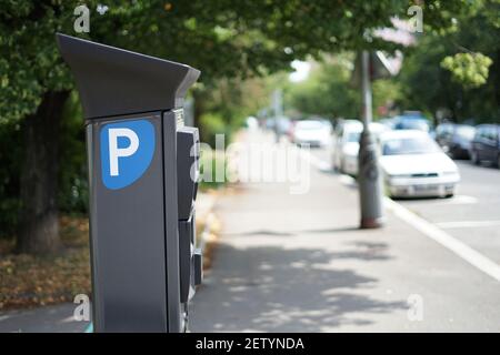 Moderne Parkplatz Pay-Station auf einer Straße ermöglichen Parkers zahlen Mit Karte oder Bargeld Stockfoto