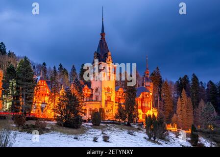 Sinaia, Rumänien. Idyllische Landschaft mit Schloss Peles von Königen von Rumänien und die Karpaten gebaut. Stockfoto