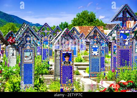 Sapanta, Rumänien - Juni 2016: Joy Friedhof (Cimitirul Wesel) in Maramures Grafschaft, berühmte bunte Grabsteine Gemälde. Stockfoto