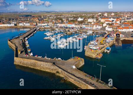 Luftaufnahme von der Drohne des Hafens bei Anstruther Fischerdorf in East Neuk of Fife, Schottland, UK Stockfoto