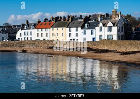 Reihe von historischen alten Häusern am Hafen von Anstruther in East Neuk of Fife, Schottland, Großbritannien Stockfoto