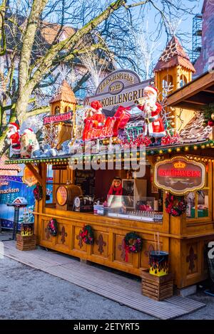 Basel, Schweiz - Dezember 2017. GlueBasler Weihnachts Markt und Glühwein Holzhaus am Münsterplatz. Stockfoto