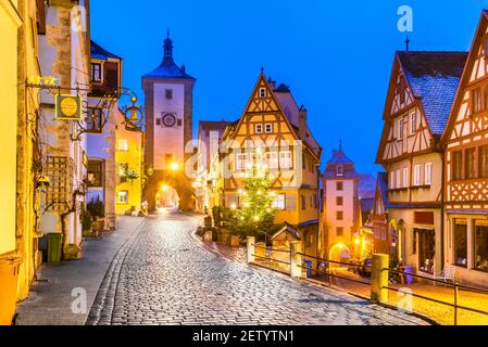 Mittelalterliche Stadt Rothenburg ob der Tauber bei Nacht, romantische Straße in Bayern, Deutschland Stockfoto