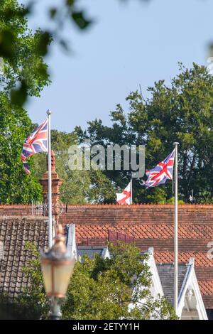 Henley-on-Thames, Berkshire, UK., Samstag, 08/08/2020, Zwei Union Jacks und England Flagge, fliegen über Riverside Eigenschaften bei H-O-T., RiverThames, Thames Valley, [ Pflichtnachweis © Peter Spurrier/Intersport Images], Stockfoto