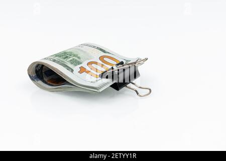 Bündel von Rechnungen von US hundert Dollar in Büroklammer isoliert auf weißem Hintergrund. Packen Sie Dollar ein. Dollar in Büroklammer Stockfoto