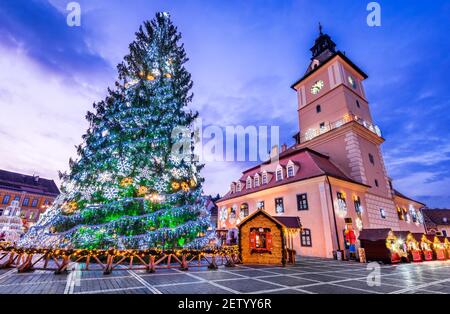 Brasov, Rumänien - Dezember 2019: Weihnachtsmarkt Brasov, berühmte Stadt Siebenbürgens in Osteuropa
