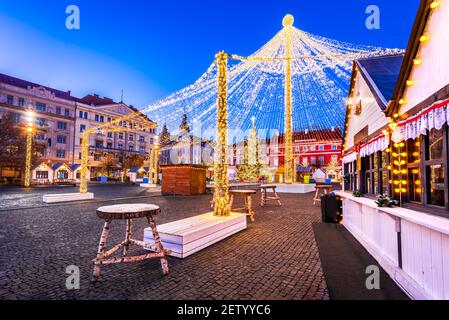 Cluj Napoca, Rumänien - Nachtszene mit Weihnachtsmarkt in Siebenbürgen, Osteuropa Winterurlaub Szene. Stockfoto