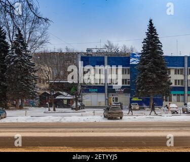 Tscheljabinsk, Russland - 14. November 2020. Das Stadtbild, ein niedriges Gebäude gegen den Himmel. Stockfoto