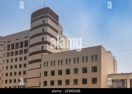 Tscheljabinsk, Russland - 14. November 2020. Stadtarchitektur, ein ungewöhnliches Gebäude mit einem Turm gegen den Himmel. Stockfoto