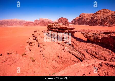 Wadi Rum, Jordanien. Kleine Brücke in Khor al Ajram berühmtes Tal des Mondes in Arabia Wüste. Stockfoto