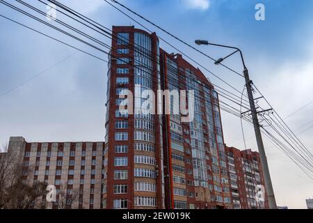 Tscheljabinsk, Russland - 14. November 2020. Stadtarchitektur, mehrstöckiges Wohngebäude gegen den Himmel. Stockfoto