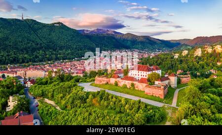 Brasov, Rumänien. Atemberaubender Blick auf den Sonnenaufgang von der mittelalterlichen Festung der Zitadelle in Siebenbürgen Stockfoto