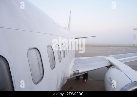 Flugzeug am Flughafen Nahaufnahme. Stockfoto