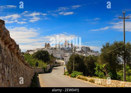 Ostuni Altstadt, Apulien, Italien.Es wird allgemein als "die Weiße Stadt" für seine weißen Wände und seine typisch weiß gemalten Architektur bezeichnet. Stockfoto