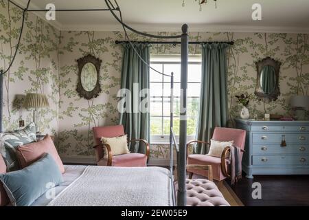 Lewis und Holz Buche Tapete mit vintage vier Poster, in off-Grid Bauernhaus Renovierung. Stockfoto