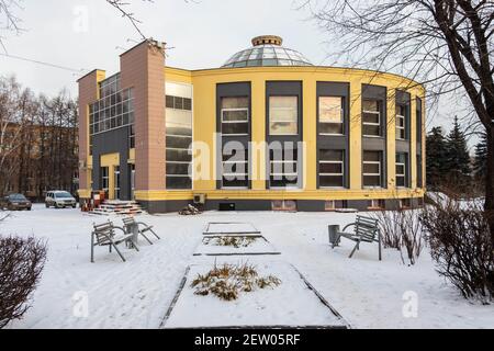 Tscheljabinsk, Russland - 14. November 2020. Ein ungewöhnliches Gebäude steht in einem verschneiten Park. Stockfoto