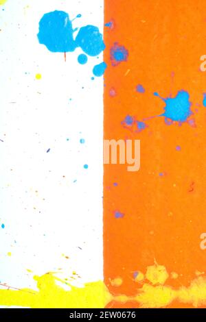 Orange, Blau und Gelb Acrylfarbe Spritzer und Linien auf weißem Hintergrund Stockfoto