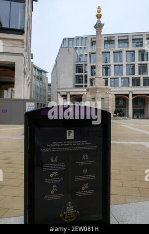 Paternoster Square, London, Großbritannien. März 2021, 2nd. Lockdown Leben: Geschlossene Geschäfte und leere Straßen in der Nähe von St. Paul's. Kredit: Matthew Chattle/Alamy Live Nachrichten Stockfoto